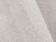 Nahaufnahme einer weichen, hellgrauen Textur eines Teppichs in der Größe von ca. 200x250cm, perspektivisch von der Seite aufgenommen.