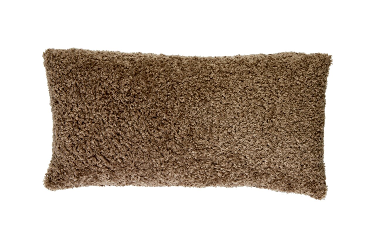 Braunes Kissen 60x30 cm LINA in Nahaufnahme von oben, mit flauschiger Textur.