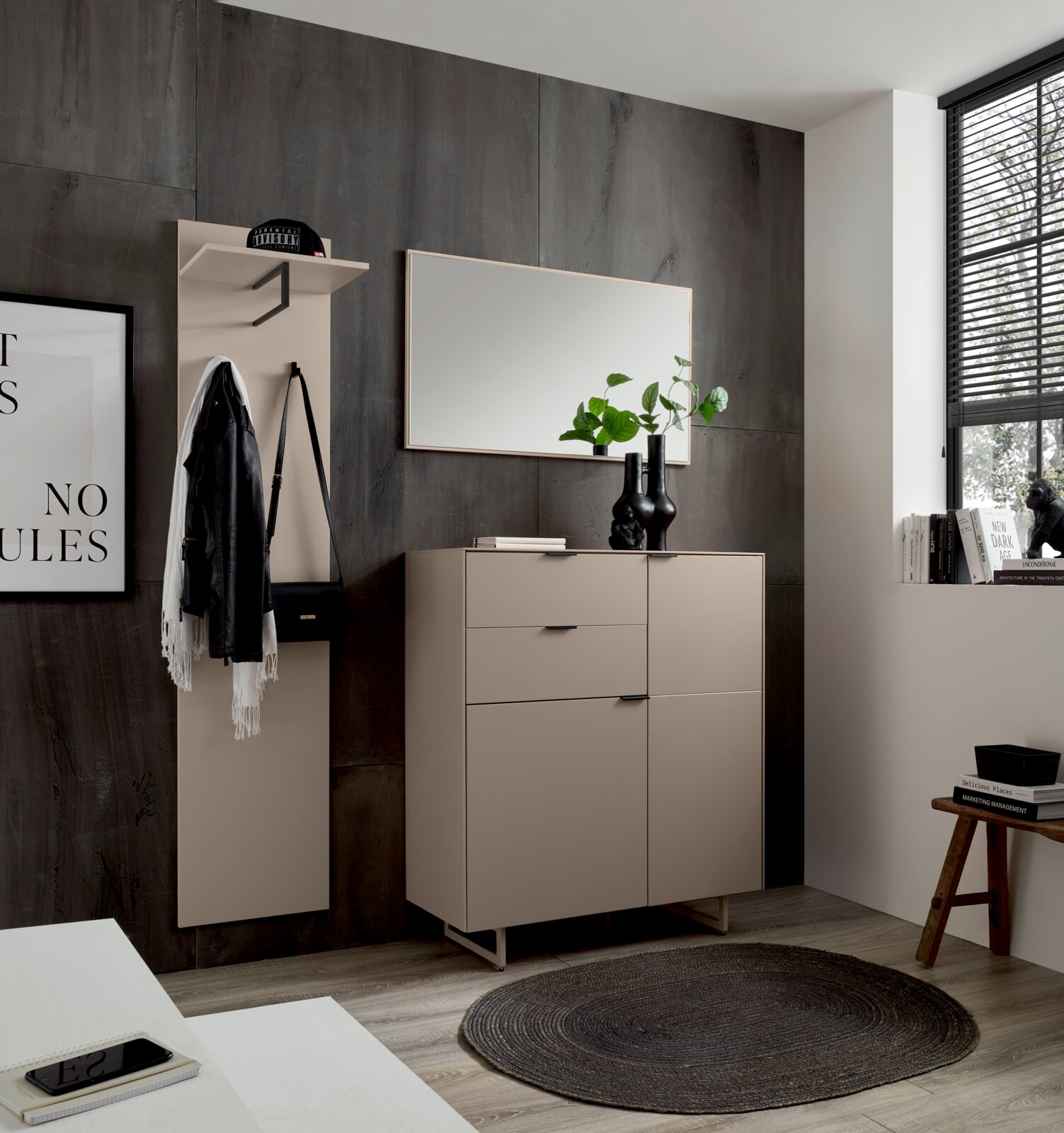 Voleo Schuhschrank ROSSO Modernes Flur-Set in Taupe mit Garderobenpaneel, Spiegel und Kommode vor dunkler Wand, frontal aus leicht schräger Perspektive fotografiert
