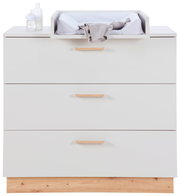 Weiße Wickelkommode mit drei Schubladen und Wickelaufsatz, frontal fotografiert.