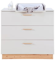 Weiße Wickelkommode mit drei Schubladen und Wickelaufsatz, frontal fotografiert.