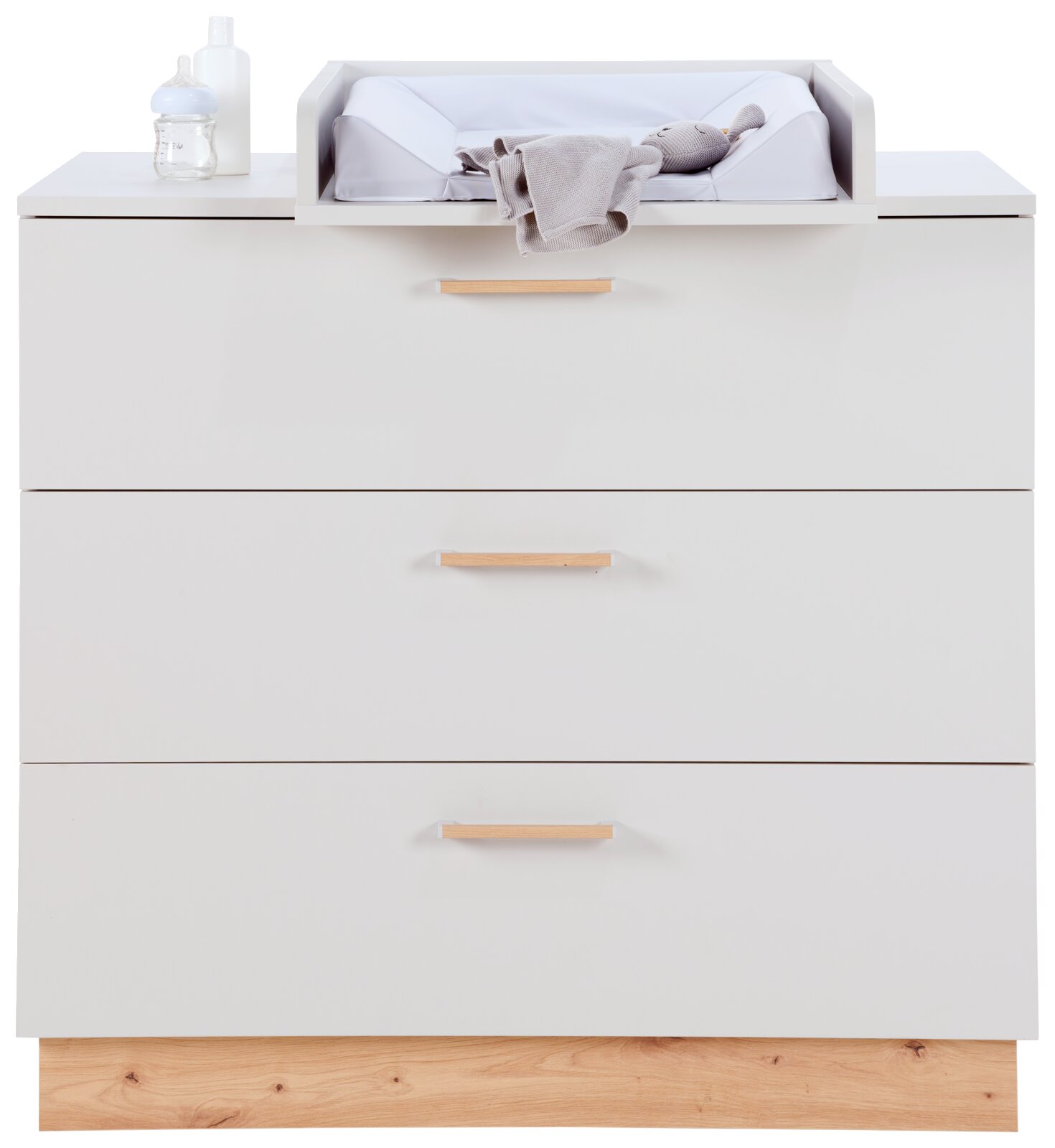 Weiße Wickelkommode mit drei Schubladen und Wickelaufsatz, frontal fotografiert.