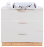 Weiße Wickelkommode mit drei Schubladen und Wickelaufsatz, frontal fotografiert.