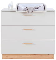 Weiße Wickelkommode mit drei Schubladen und Wickelaufsatz, frontal fotografiert.