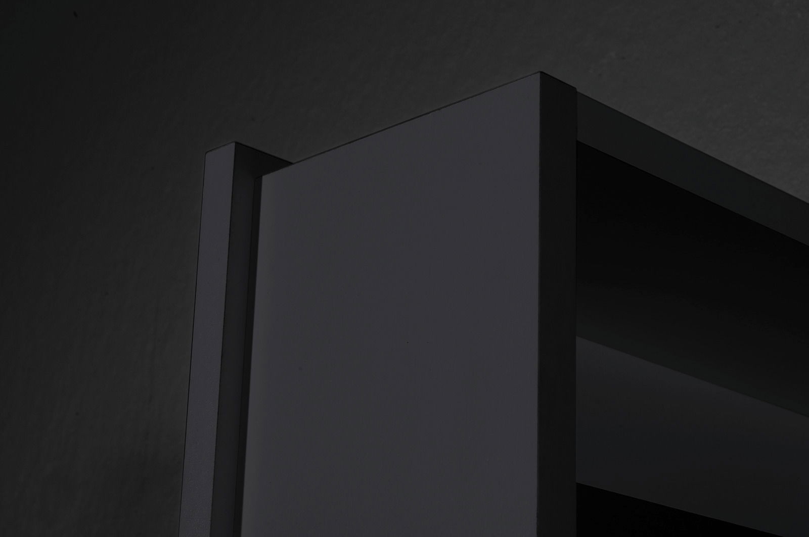 Nahaufnahme eines schwarzen Drehschuhschranks aus der Seitenperspektive