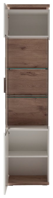 Hoher Badezimmerschrank in Holzoptik mit weißem Korpus, geöffneter Tür, Glasböden und offenen Fächern oben und unten, Frontalansicht.