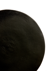 Nahaufnahme der Tischplatte eines runden Beistelltisches in schwarzer Farbe, von oben betrachtet.