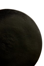 Nahaufnahme der Tischplatte eines runden Beistelltisches in schwarzer Farbe, von oben betrachtet.