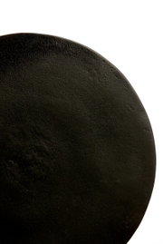 Nahaufnahme der Tischplatte eines runden Beistelltisches in schwarzer Farbe, von oben betrachtet.