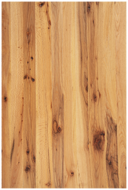 Holztischplatte mit natürlicher Maserung, aus der Vogelperspektive fotografiert