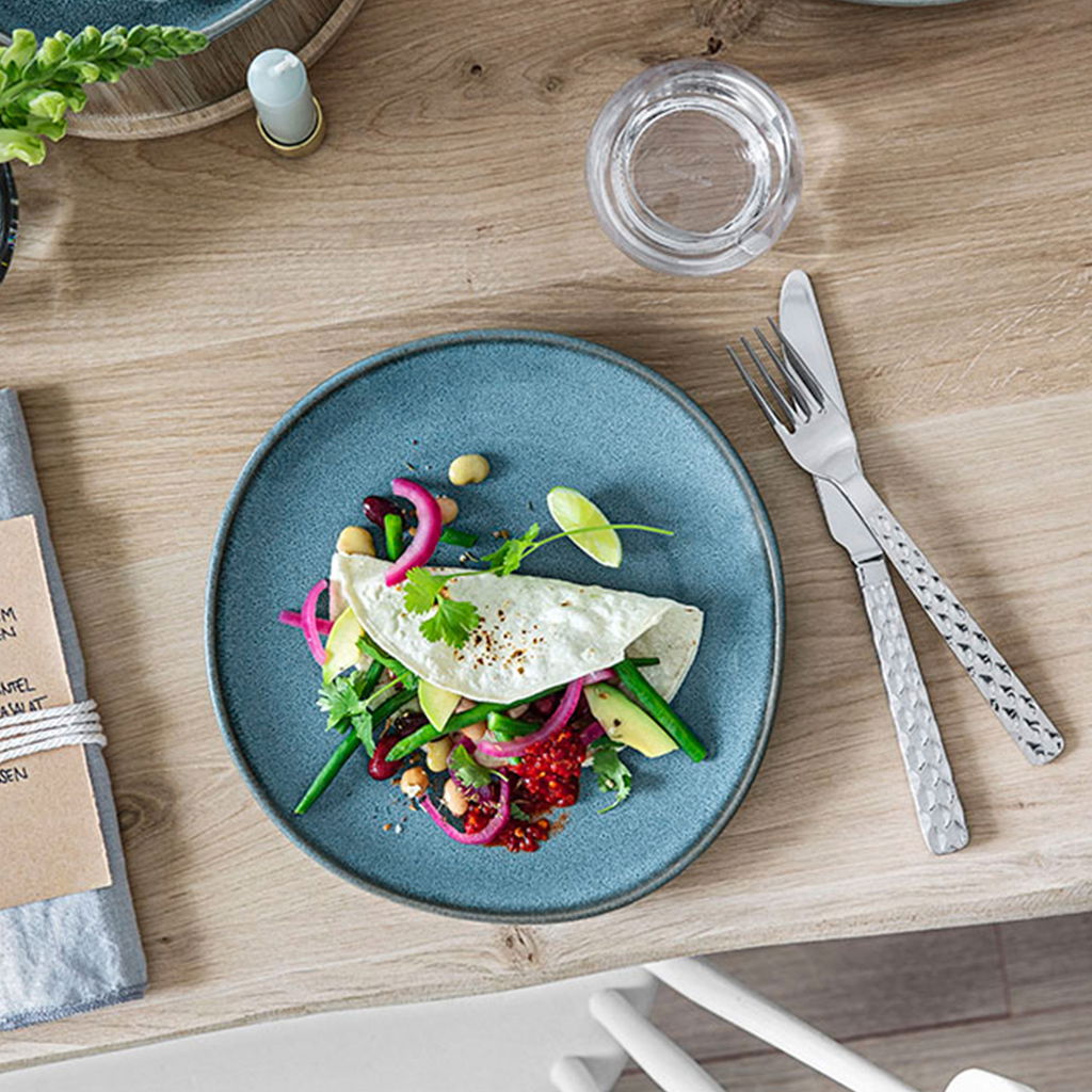 Frühstücksteller Lave 23,5 cm in Türkis, von oben fotografiert, mit einem dekorativen Gericht aus Gemüse und einem Omelett, auf einem Holztisch arrangiert.