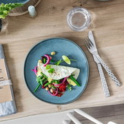 Ontbijtbord Lave 23,5 cm in turkoois, van bovenaf gefotografeerd, met een decoratief gerecht van groenten en een omelet, opgesteld op een houten tafel.