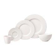 Komiservice 20-tlg. in Seitenansicht, bestehend aus Tasse, Untertasse, zwei Tellern und einer Schüssel, alle in schlichtem Weiß mit strukturierter Oberfläche.