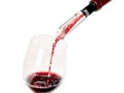 Weinbelüfter und Ausgießer, der Rotwein in ein Glas gießt, seitliche Perspektive