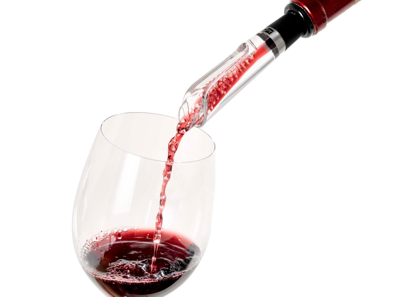 Weinbelüfter und Ausgießer, der Rotwein in ein Glas gießt, seitliche Perspektive