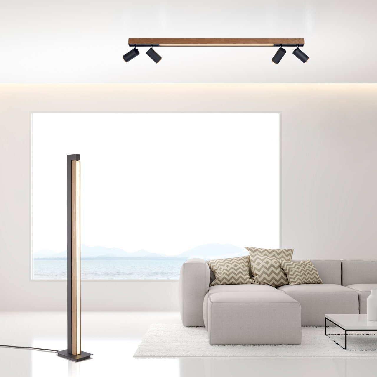 Moderne Stehleuchte PURE-LINES in einem eleganten Wohnzimmer, seitliche Perspektive