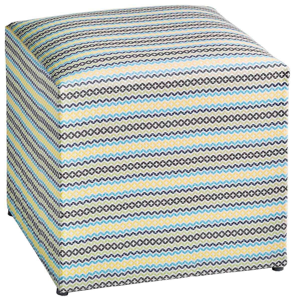 Bunter Sitzhocker mit geometrischem Muster, seitliche Perspektive