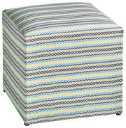 Bunter Sitzhocker mit geometrischem Muster, seitliche Perspektive