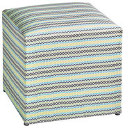 Bunter Sitzhocker mit geometrischem Muster, seitliche Perspektive