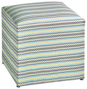 Bunter Sitzhocker mit geometrischem Muster, seitliche Perspektive