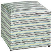 Bunter Sitzhocker mit geometrischem Muster, seitliche Perspektive