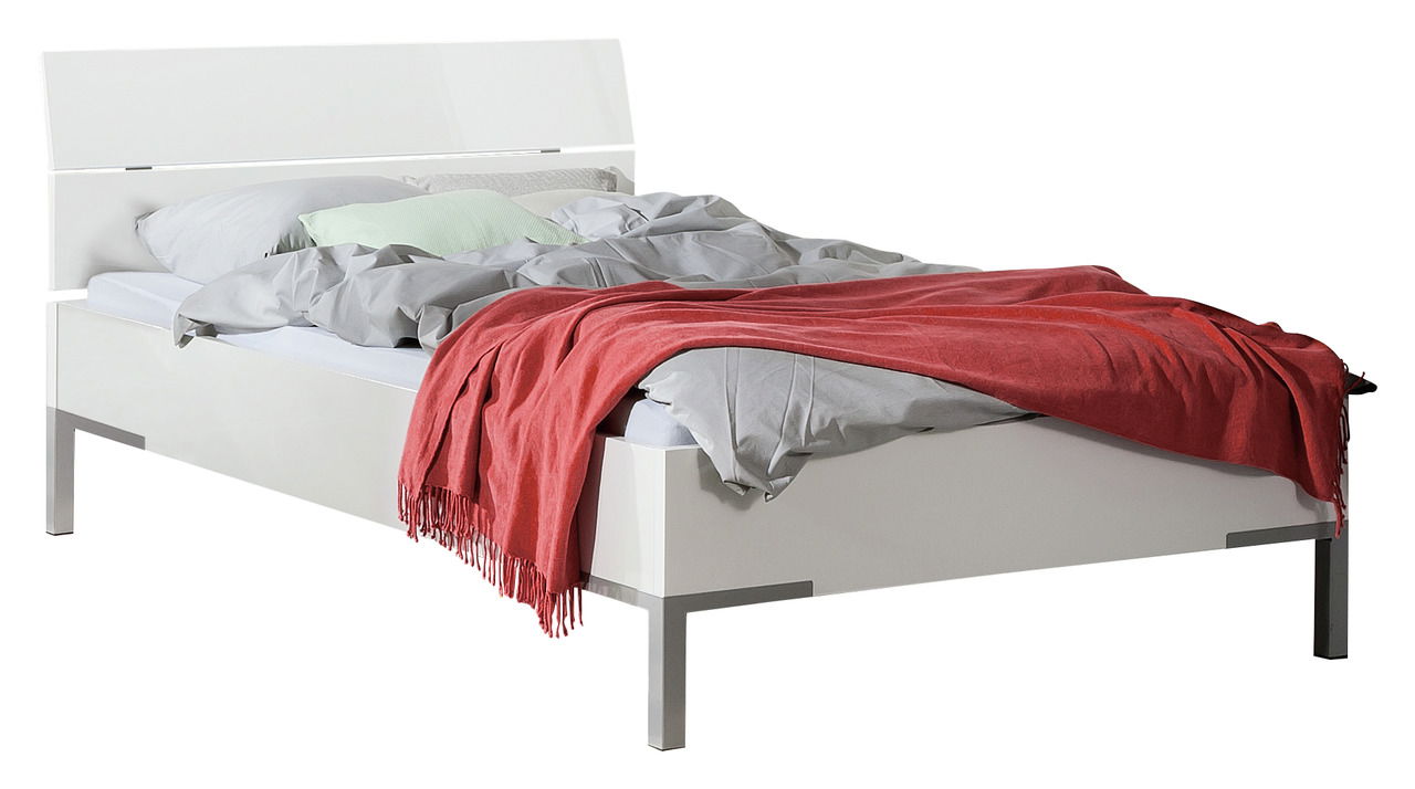 Modernes weißes Bett mit grauer Bettwäsche und roter Decke, seitliche Perspektive