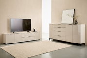 Wohnzimmer-Set mit modernem TV-Lowboard und Sideboard in Beige/Creme mit schwarzen Griffen und Metallfüßen, frontal in leicht schräger Perspektive fotografiert; links ein Fernseher auf dem Lowboard, rechts Deko auf dem Sideboard