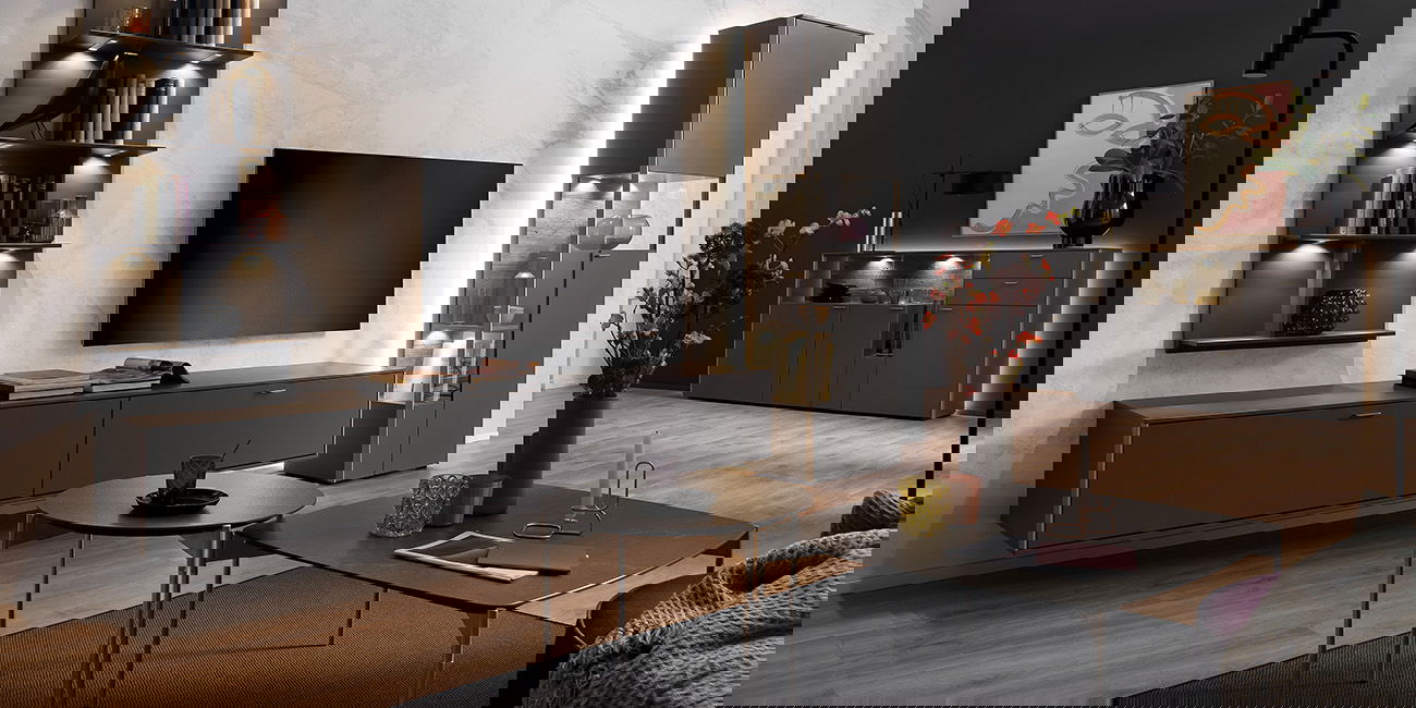 Ein modernes Wohnzimmer mit dunklen Möbeln, stimmungsvoller Beleuchtung und dekorativen Elementen.