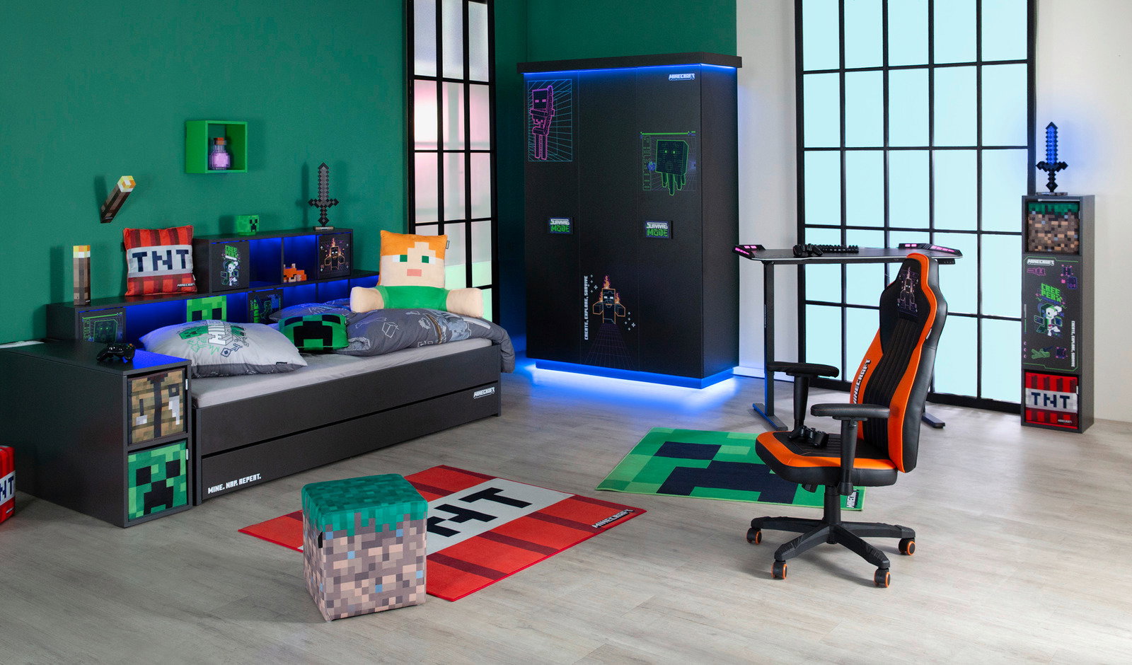 Moderner, dreitüriger Kleiderschrank mit Gaming-Motiven, beleuchtet von blauen LED-Lichtern, in einem stilvollen Gaming-Zimmer mit thematischer Dekoration. Perspektive: Frontalansicht.