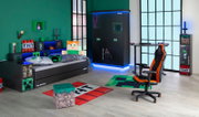 Moderner, dreitüriger Kleiderschrank mit Gaming-Motiven, beleuchtet von blauen LED-Lichtern, in einem stilvollen Gaming-Zimmer mit thematischer Dekoration. Perspektive: Frontalansicht.