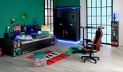 Moderner, dreitüriger Kleiderschrank mit Gaming-Motiven, beleuchtet von blauen LED-Lichtern, in einem stilvollen Gaming-Zimmer mit thematischer Dekoration. Perspektive: Frontalansicht.