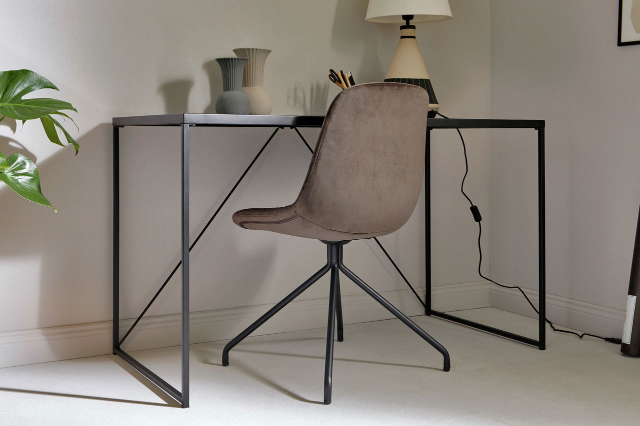 Moderner Schreibtisch mit schwarzem Metallrahmen und dekorativen Vasen, seitliche Perspektive