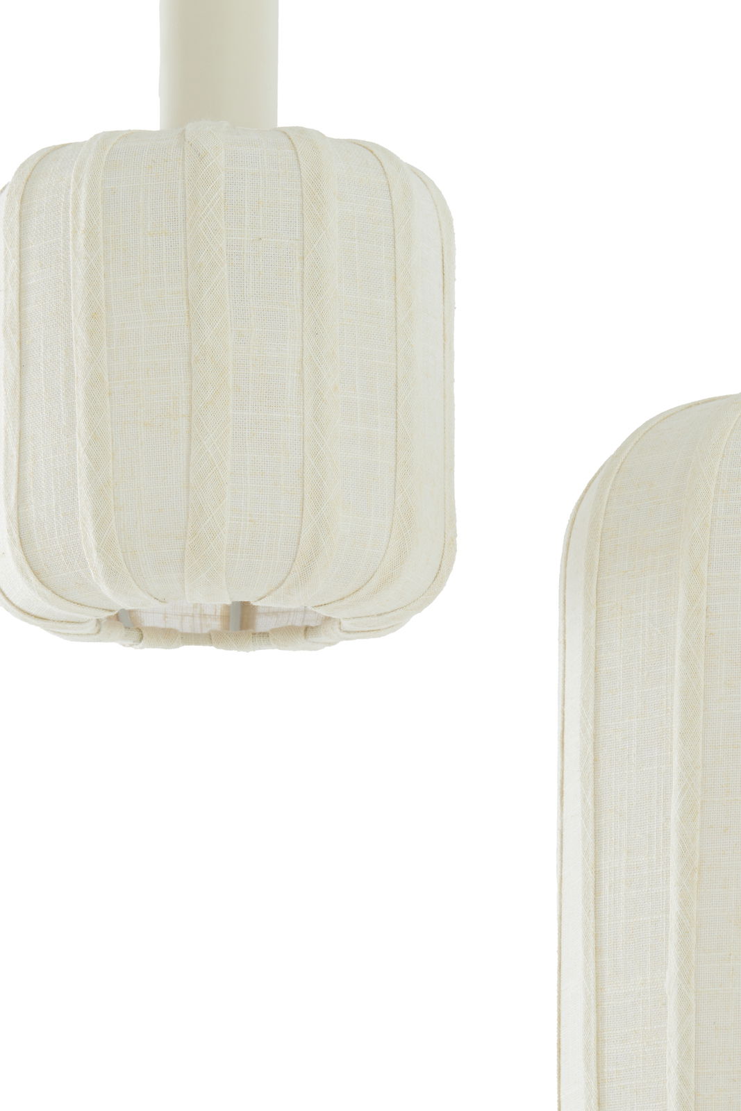 Nahaufnahme einer weißen Hängeleuchte mit texturierter Oberfläche, seitliche Perspektive.