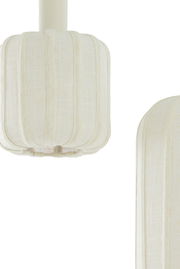 Nahaufnahme einer weißen Hängeleuchte mit texturierter Oberfläche, seitliche Perspektive.