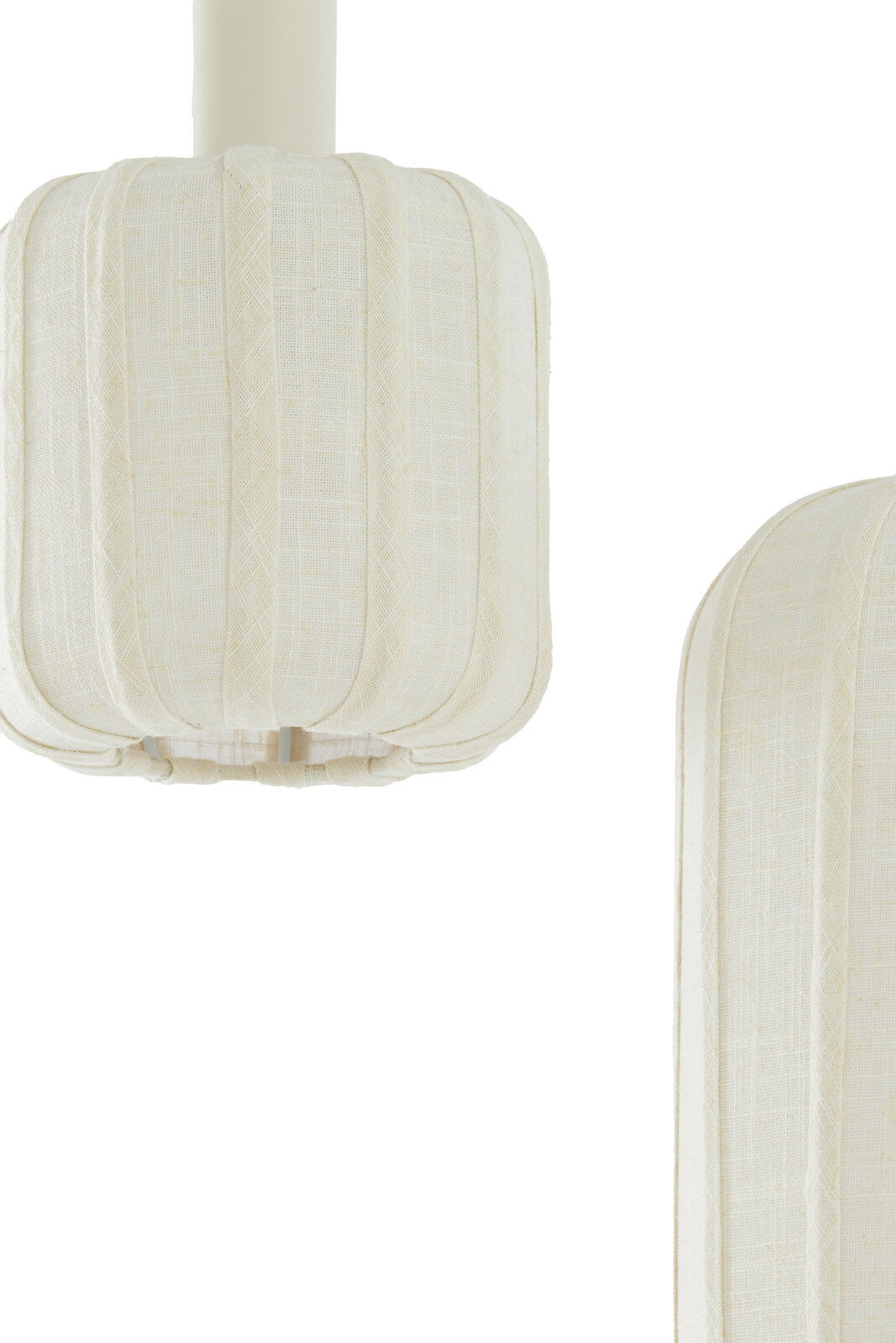 Nahaufnahme einer weißen Hängeleuchte mit texturierter Oberfläche, seitliche Perspektive.