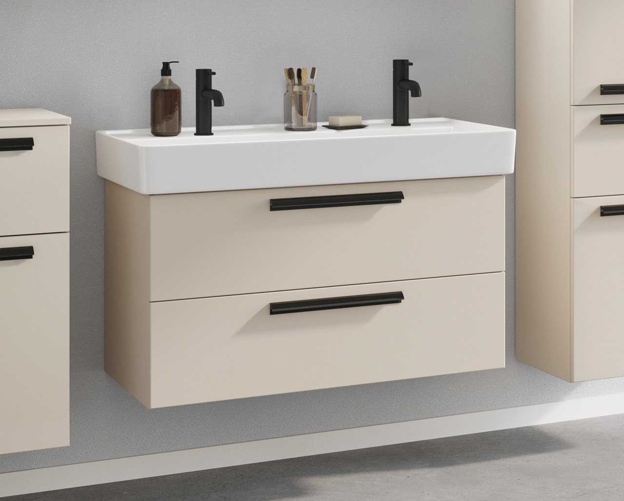 Waschtisch-Set mit zwei Armaturen, cremefarbenem Unterschrank und schwarzen Griffen, seitliche Perspektive
