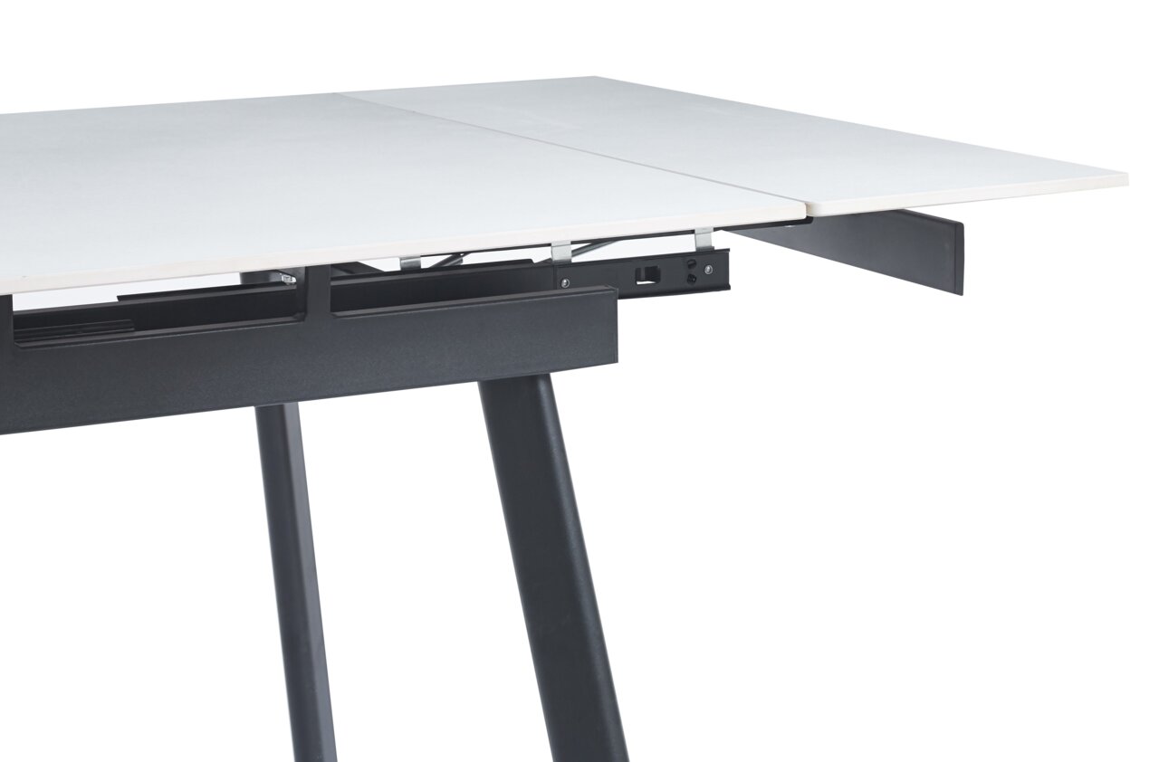 Detailansicht eines ausziehbaren Esstisches mit weißer Tischplatte und schwarzem Gestell, seitliche Perspektive