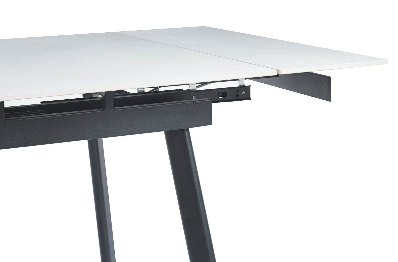 Detailansicht eines ausziehbaren Esstisches mit weißer Tischplatte und schwarzem Gestell, seitliche Perspektive