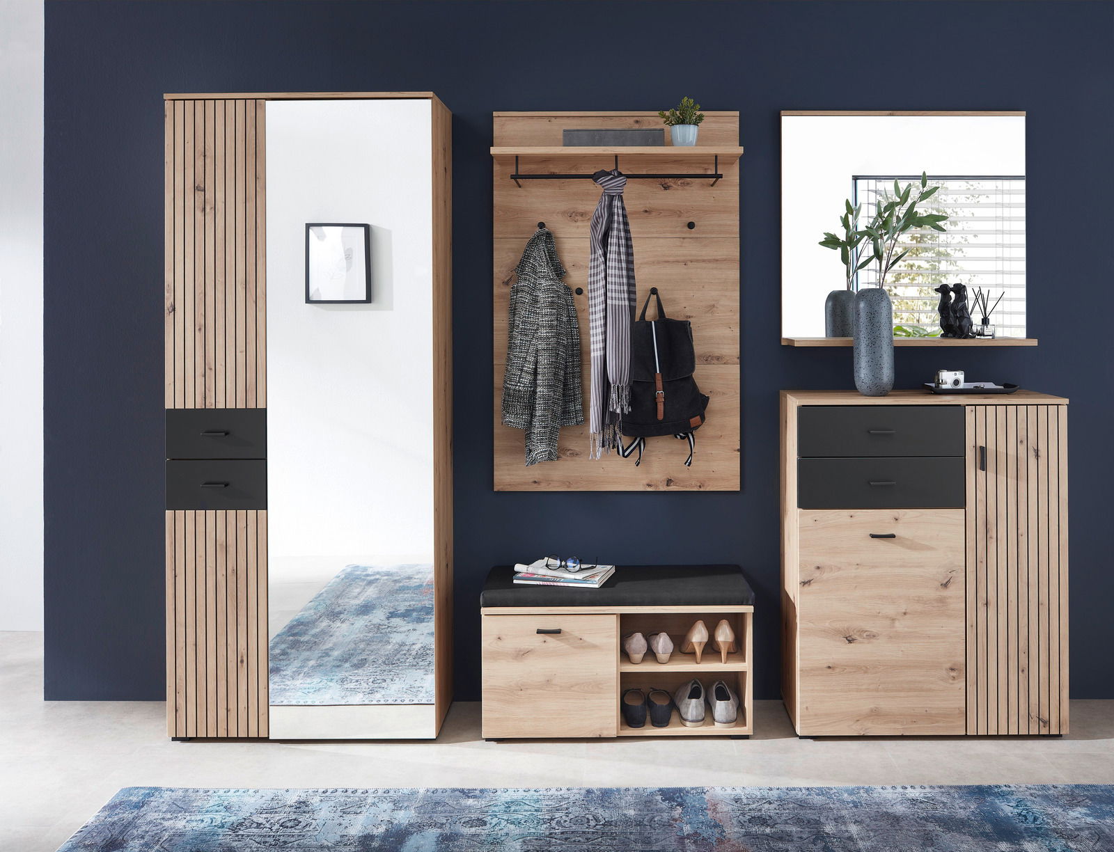 Moderne Garderobeneinrichtung mit Holzoptik, bestehend aus einem Schuhschrank mit Spiegel, einem Garderobenpaneel mit Haken und einer Sitzbank, aus der Frontalperspektive.