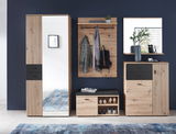 Moderne Garderobeneinrichtung mit Holzoptik, bestehend aus einem Schuhschrank mit Spiegel, einem Garderobenpaneel mit Haken und einer Sitzbank, aus der Frontalperspektive.