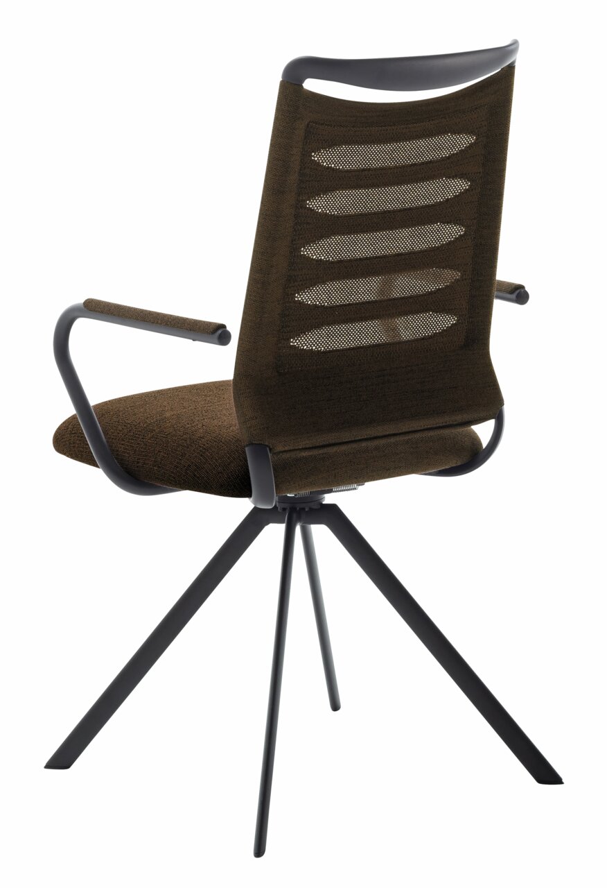 Achterkant van een moderne fauteuil met bruine stoffen bekleding, een zwart metalen frame en armleuningen.