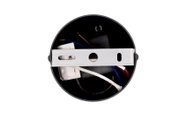Ansicht von oben auf die Innenseite einer runden LED-Hängeleuchte mit sichtbaren Kabeln und einer Metallhalterung.
