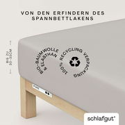 Spannbettlaken XL 511 aus Bio-Baumwolle und Elasthan, in Recycling-Verpackung, seitliche Perspektive