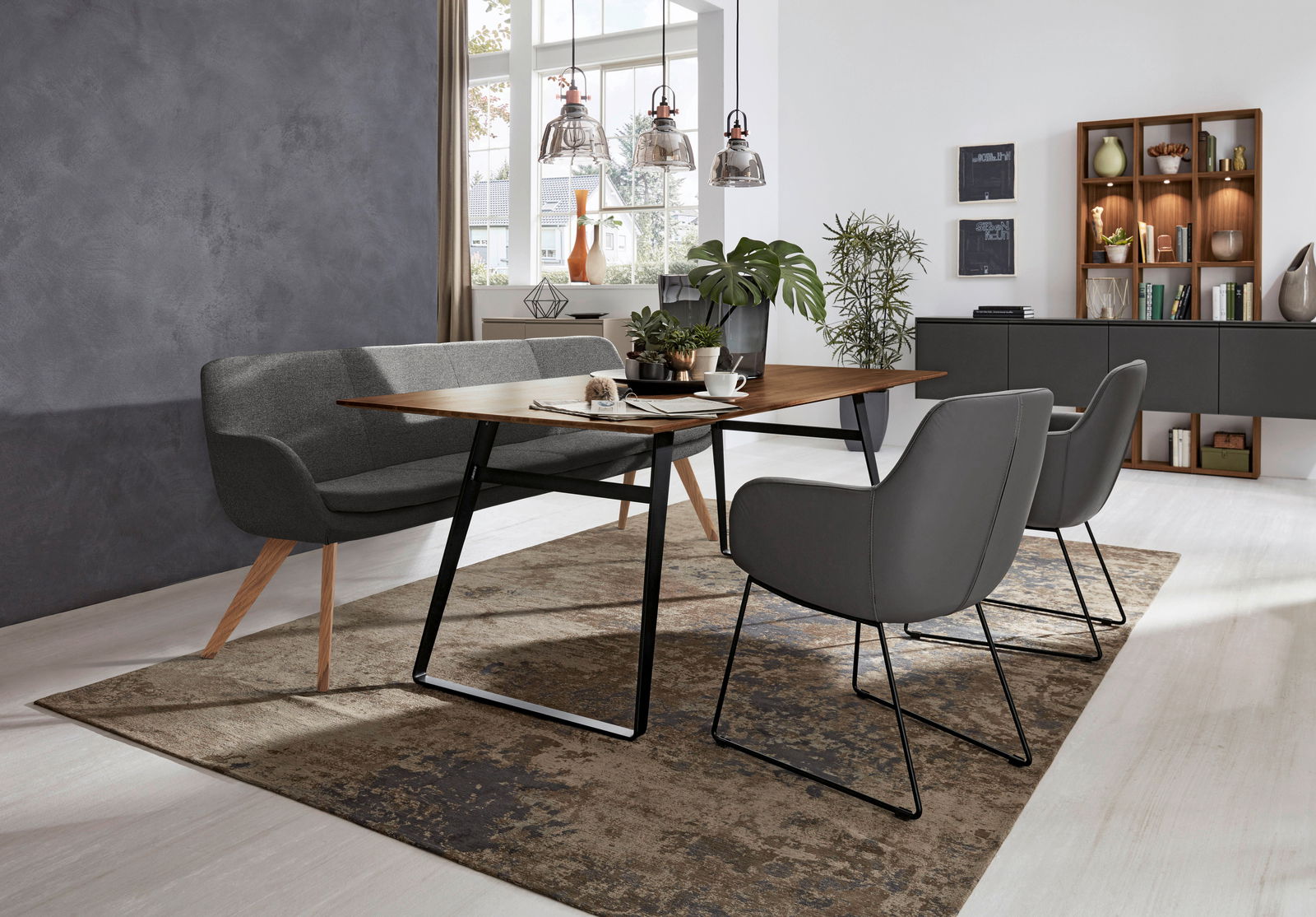 Moderne Polsterbank in einem stilvollen Esszimmer, seitliche Perspektive