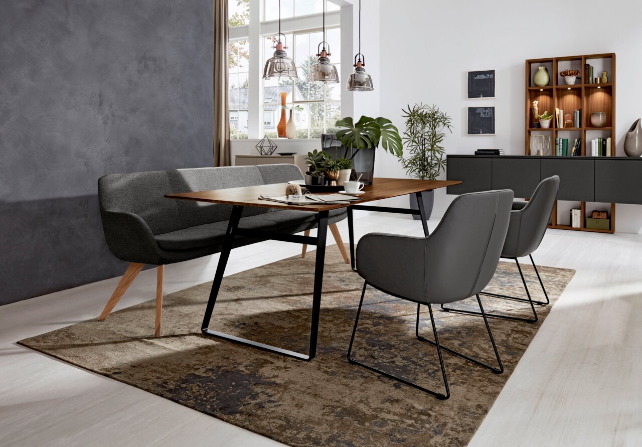 Moderne Polsterbank in einem stilvollen Esszimmer, seitliche Perspektive