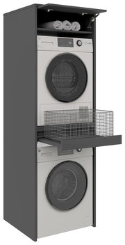 Doppel-Waschmaschinenschrank mit zwei übereinander gestapelten Waschmaschinen, einem ausziehbaren Korb und einem oberen Fach mit Handtüchern, seitliche Perspektive.