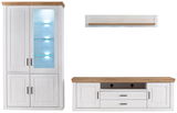 Frontale Ansicht einer modernen Wandkombination in Weiß mit Holzdetails, bestehend aus einem hohen Schrank mit Glastüren und Beleuchtung, einem niedrigen TV-Schrank mit Schubladen und einem Wandregal.