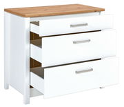 Weißer Schubkastenunterschrank mit drei offenen Schubladen und einer Holzoberfläche, seitliche Perspektive