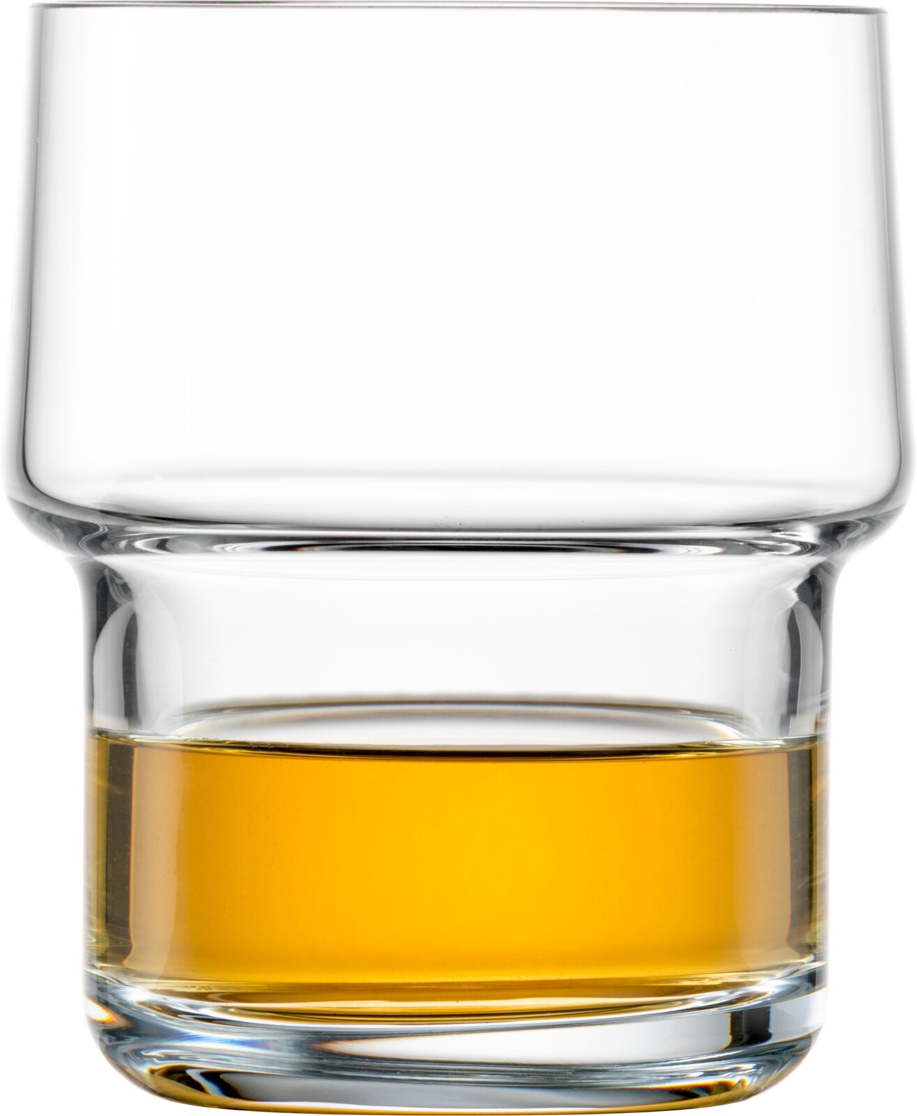 Transparant tumblerglas met dikke bodem en een laag amberkleurige drank, frontale close-up op witte achtergrond