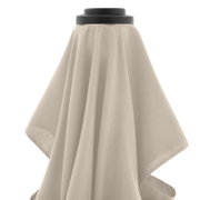 Beige stoffen lampenkap met zwarte rand op een witte achtergrond, detailfoto van schuin van voren boven